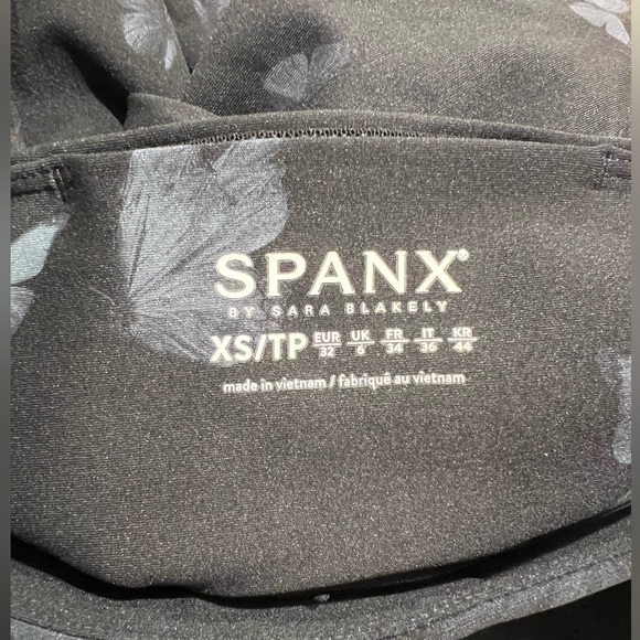 NWT - SPANX Womens Booty Boost Active 7/8 Leggings, Midnight Butterfly - XS - Picture 3 of 6